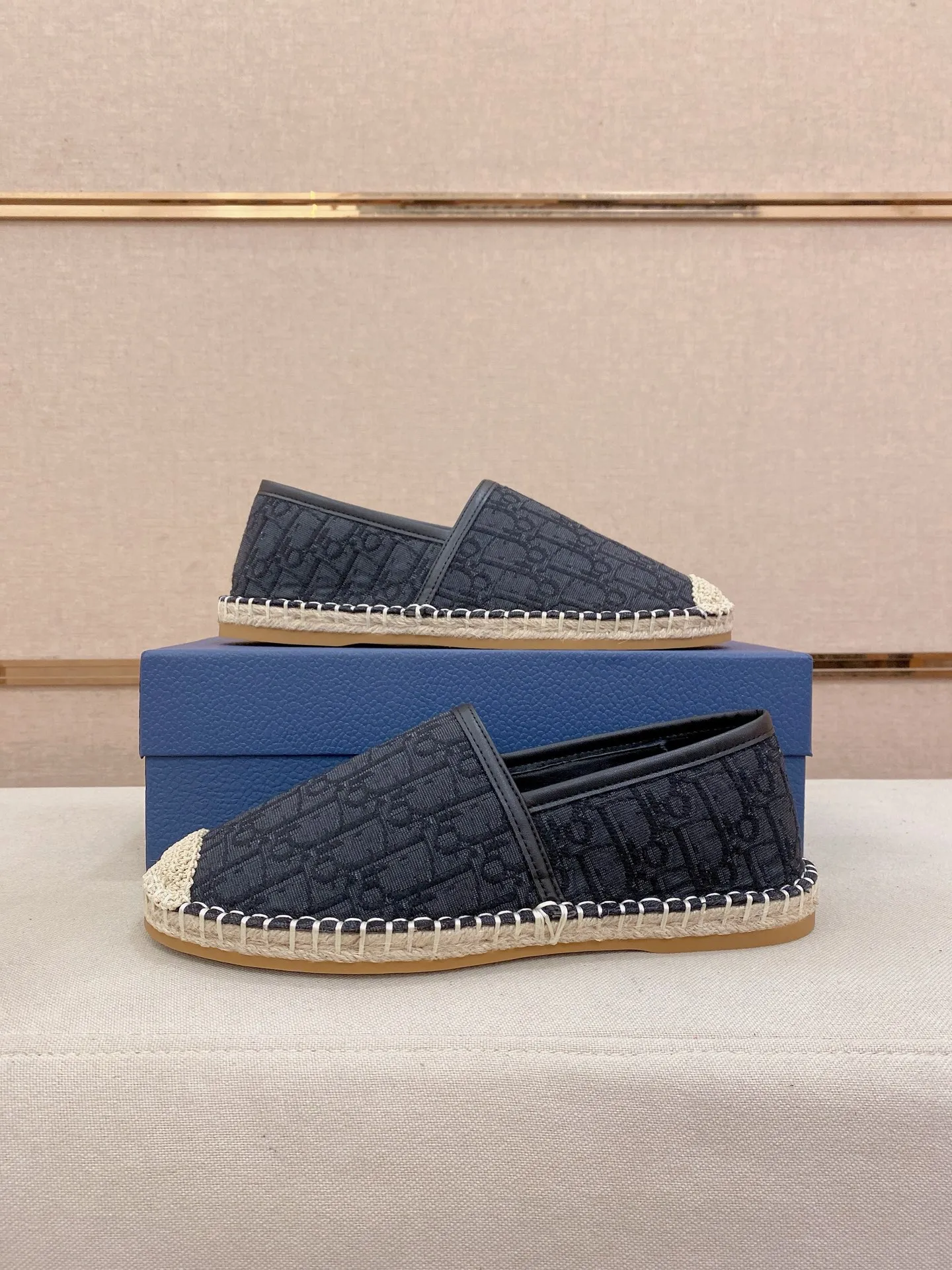 Factory price: 400💰High quality [Dior·Dior] 💫Men's latest slip-on Loaf casual shoes ✔️The original version is available at the counter simultaneously. 1:1 replica🏍️Fabrics: Italian imported fabrics, pure hand-drawn threads, raw rubber breathable and non-slip outsole, lining breathable and comfortable lambskin, 100% comfortable density, original rubber outsole wear-resistant ✔️Code number: 38-44, you deserve it, (Note: 37, 45, 46 can be customized, non-refundable and non-exchangeable)